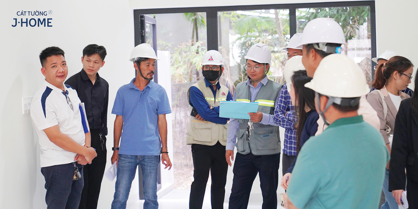 Khách hàng Cát Tường J-Home làm thủ tục